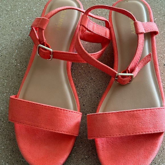 Old Navy Platform Sandals Suede - Picture 2 of 8